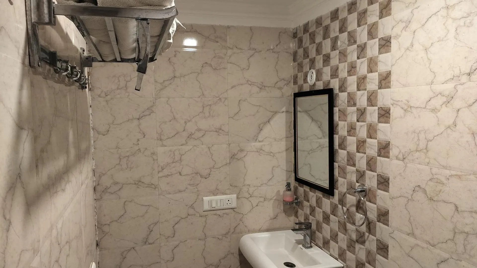 Gasthuis Farmhouse Inn Nh8 - Near Igi Airport Delhi