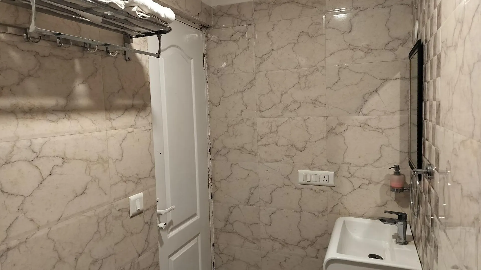 Farmhouse Inn Nh8 - Near Igi Airport Delhi New Delhi